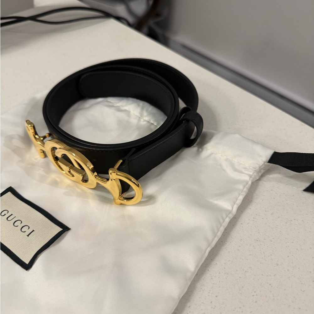 Gucci Black Leather Belt with Gold Emblem - Picture 3 of 11
